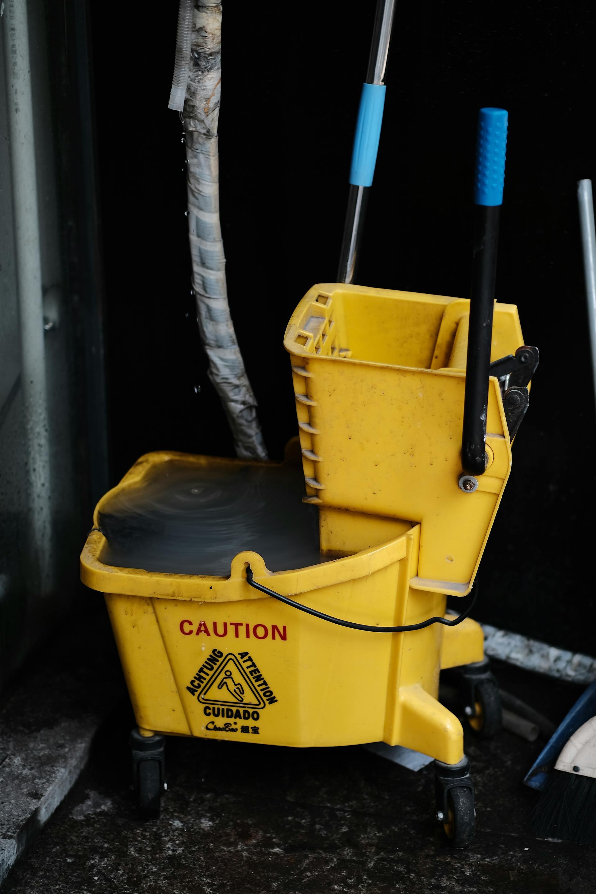 Mop and bucket | Source: Pexels