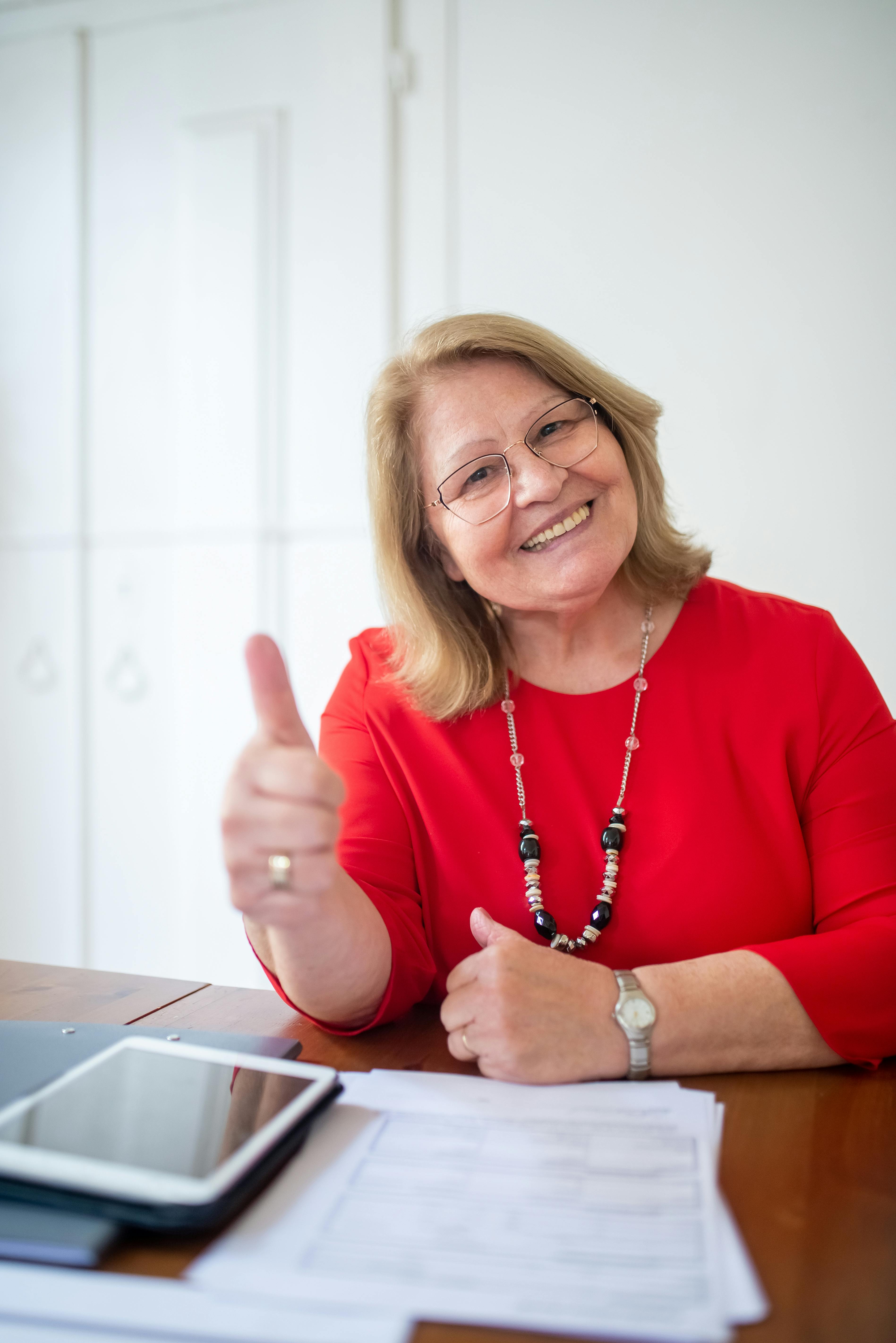 An elderly woman smiling | Source: Pexels