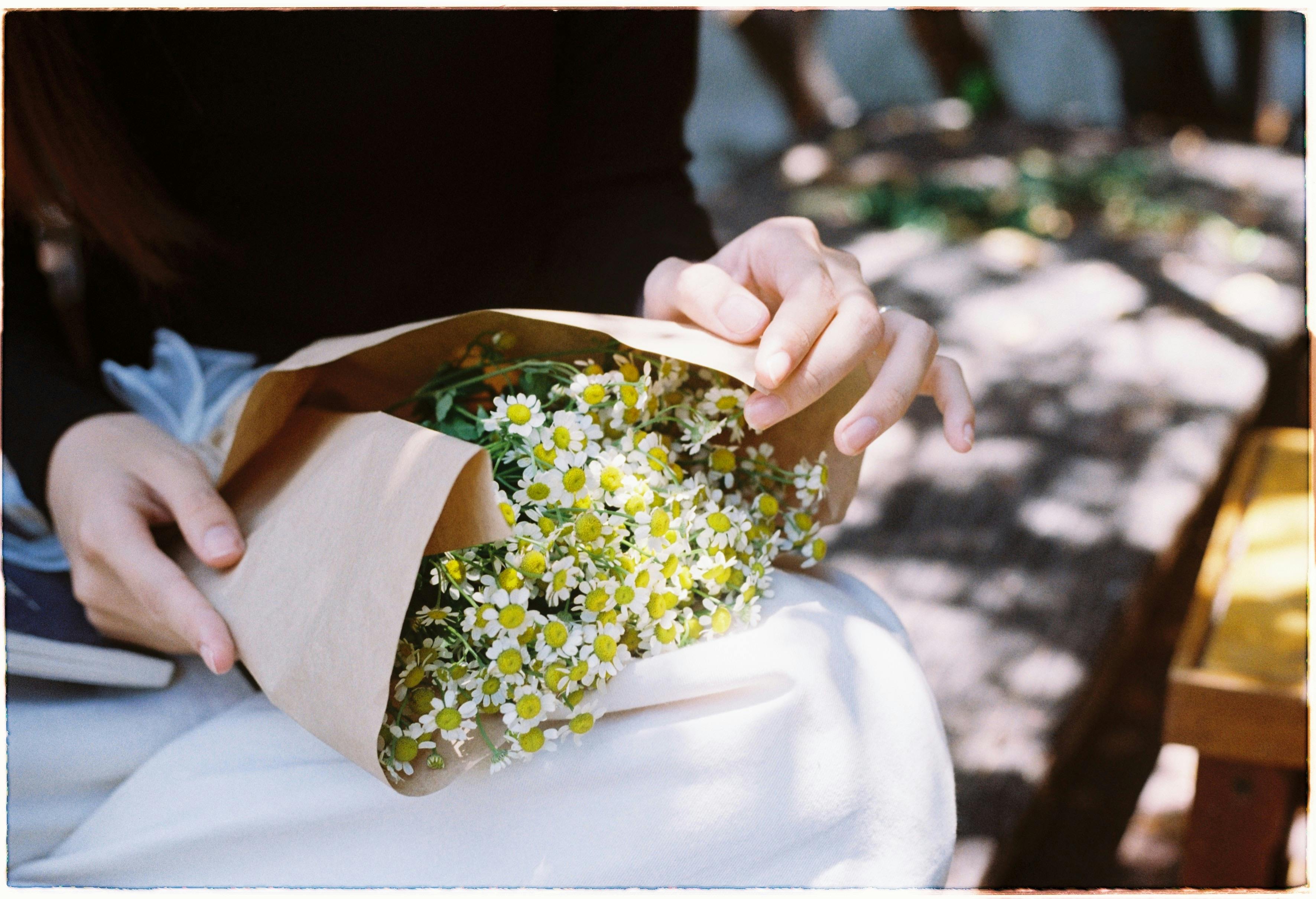 A person holding a bunch of flowers | Source: Pexels