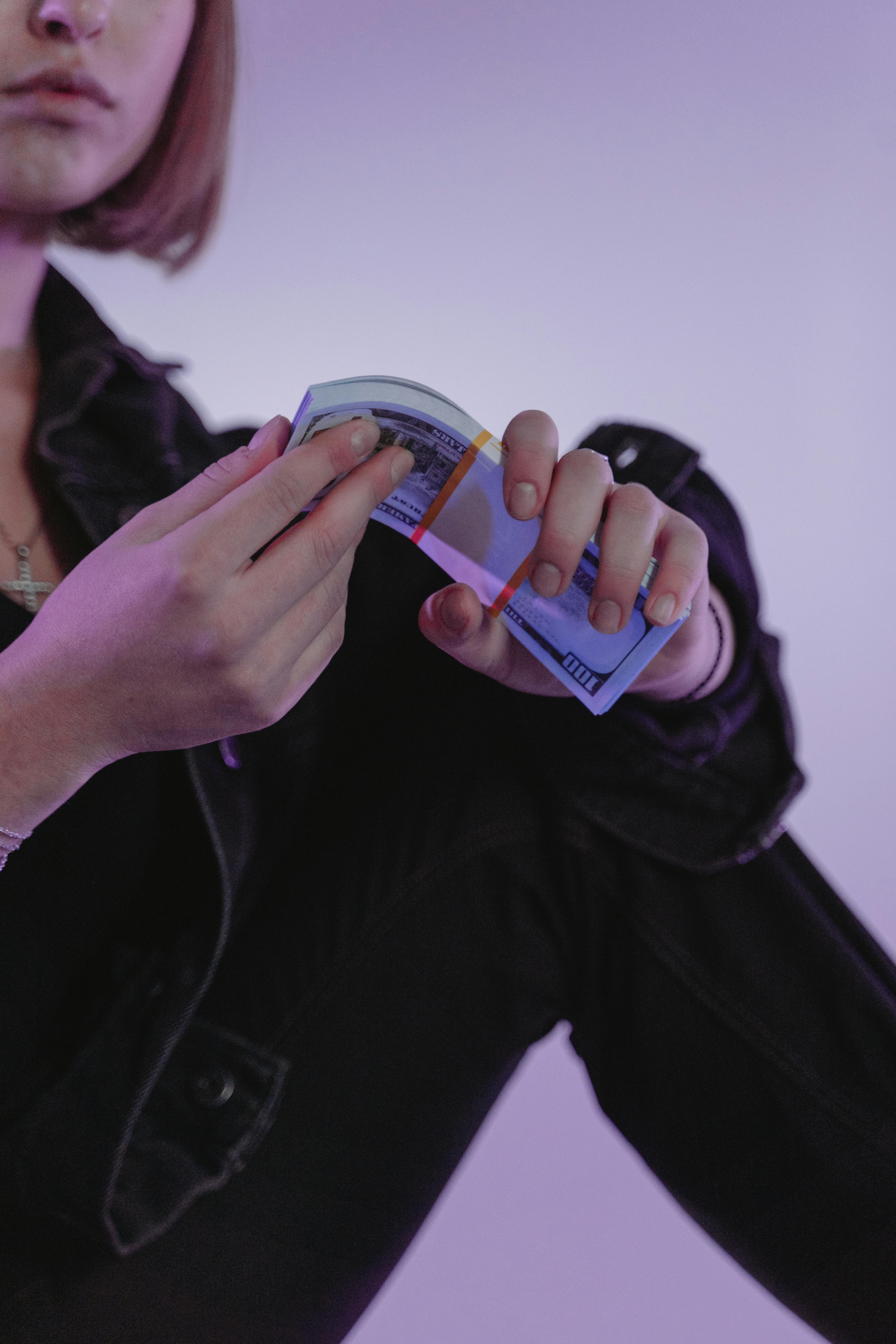 A person holding a stack of cash | Source: Pexels