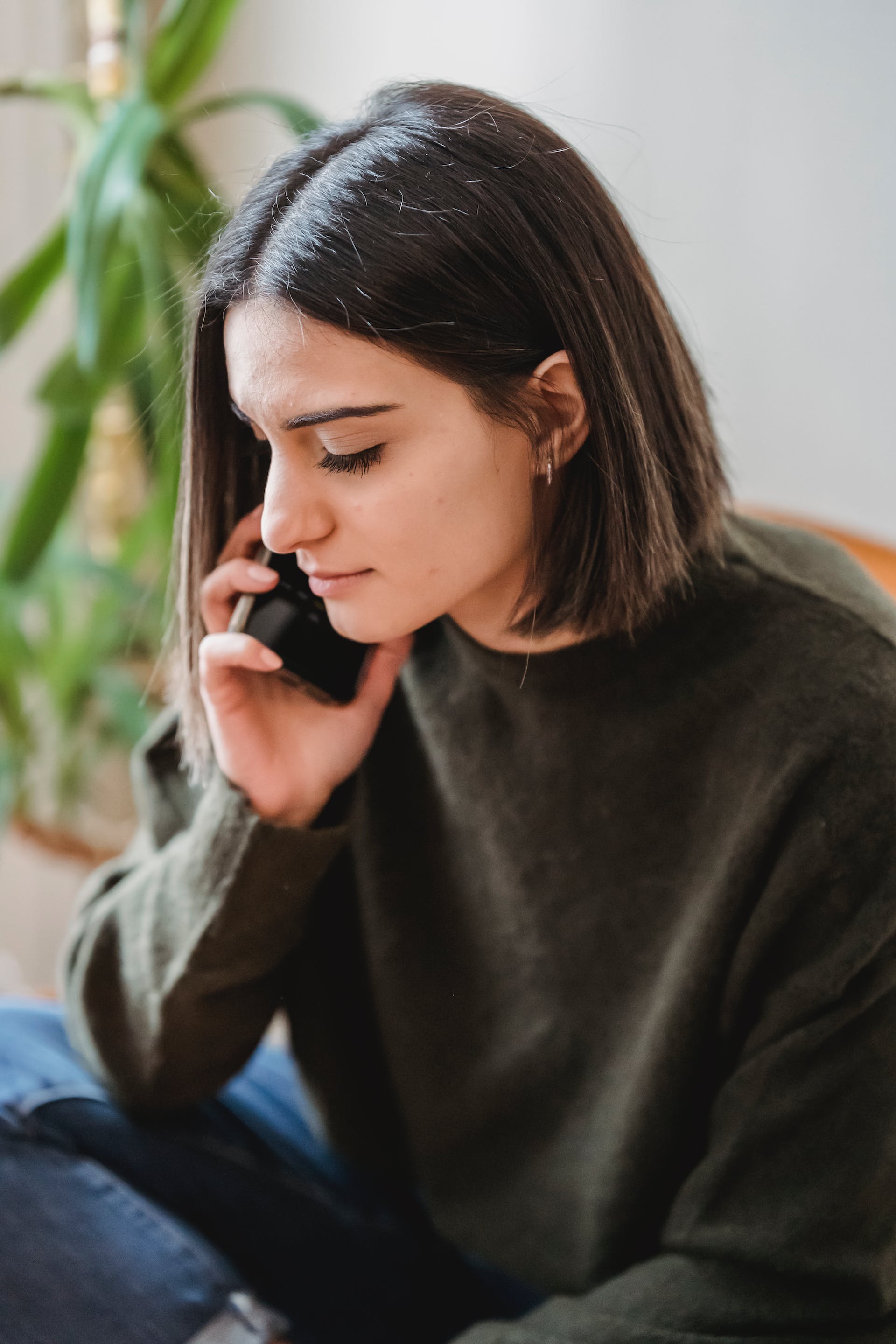 A woman making a phone call | Source: Pexels