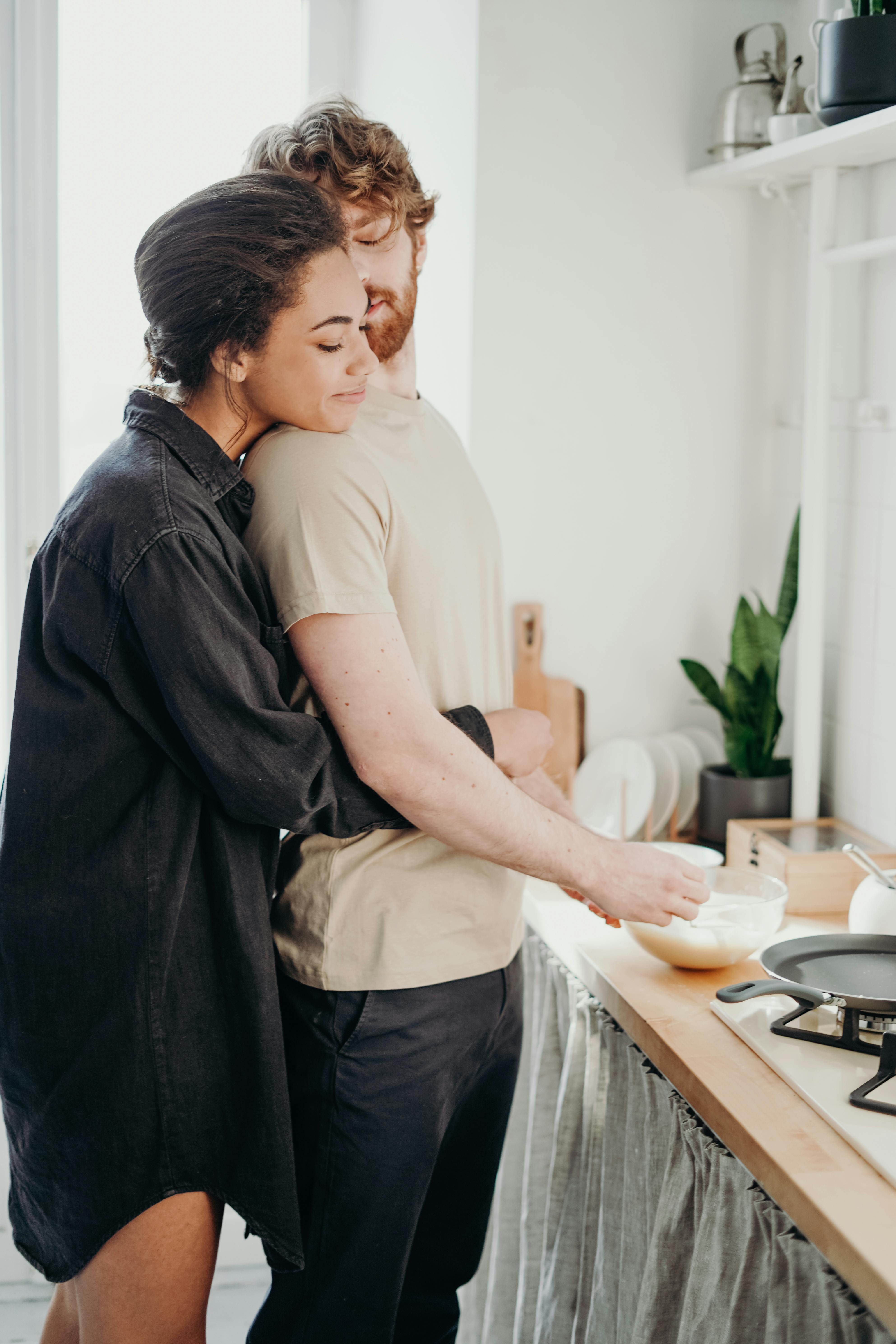 A couple hugging | Source: Pexels