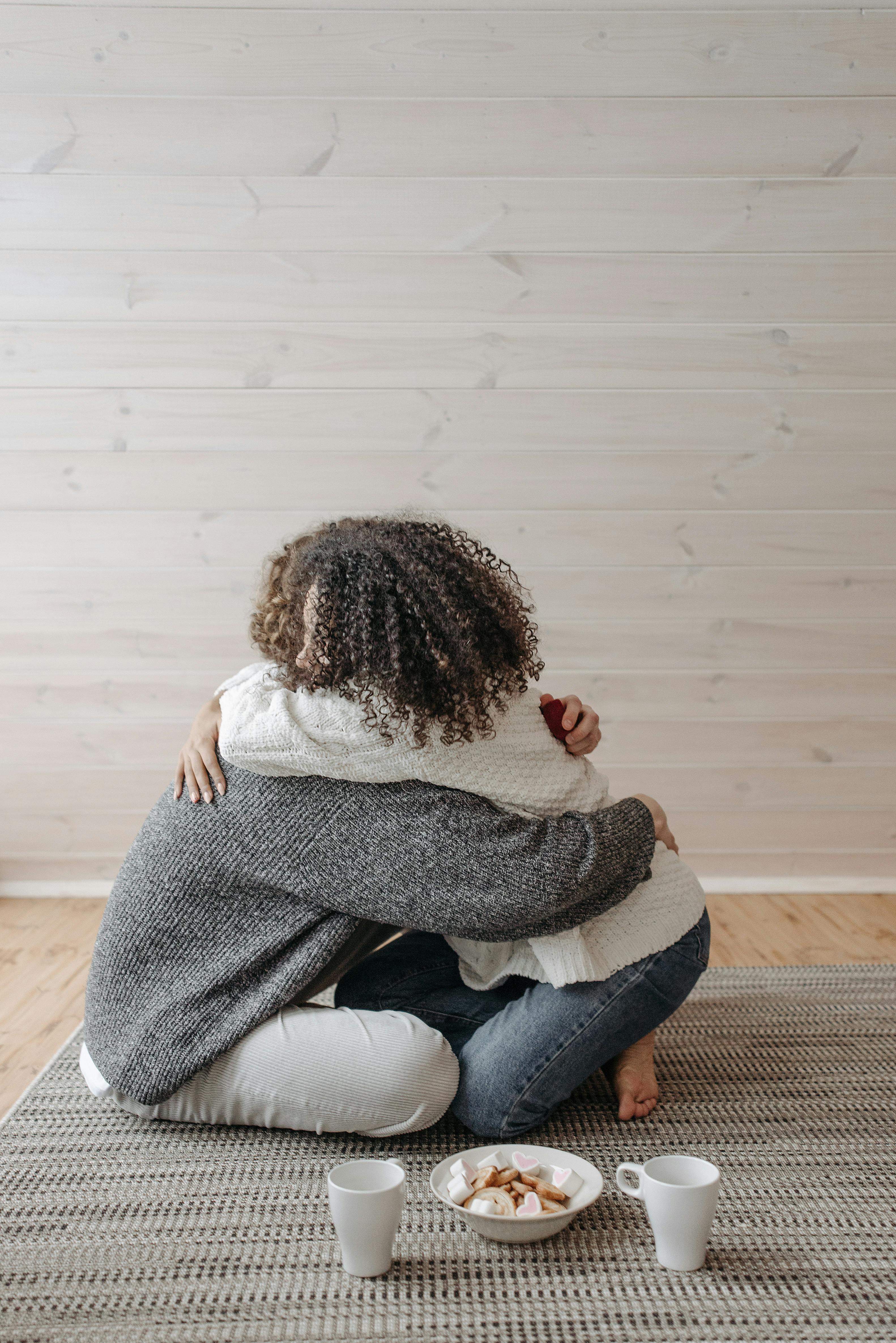 A couple hugging | Source: Pexels