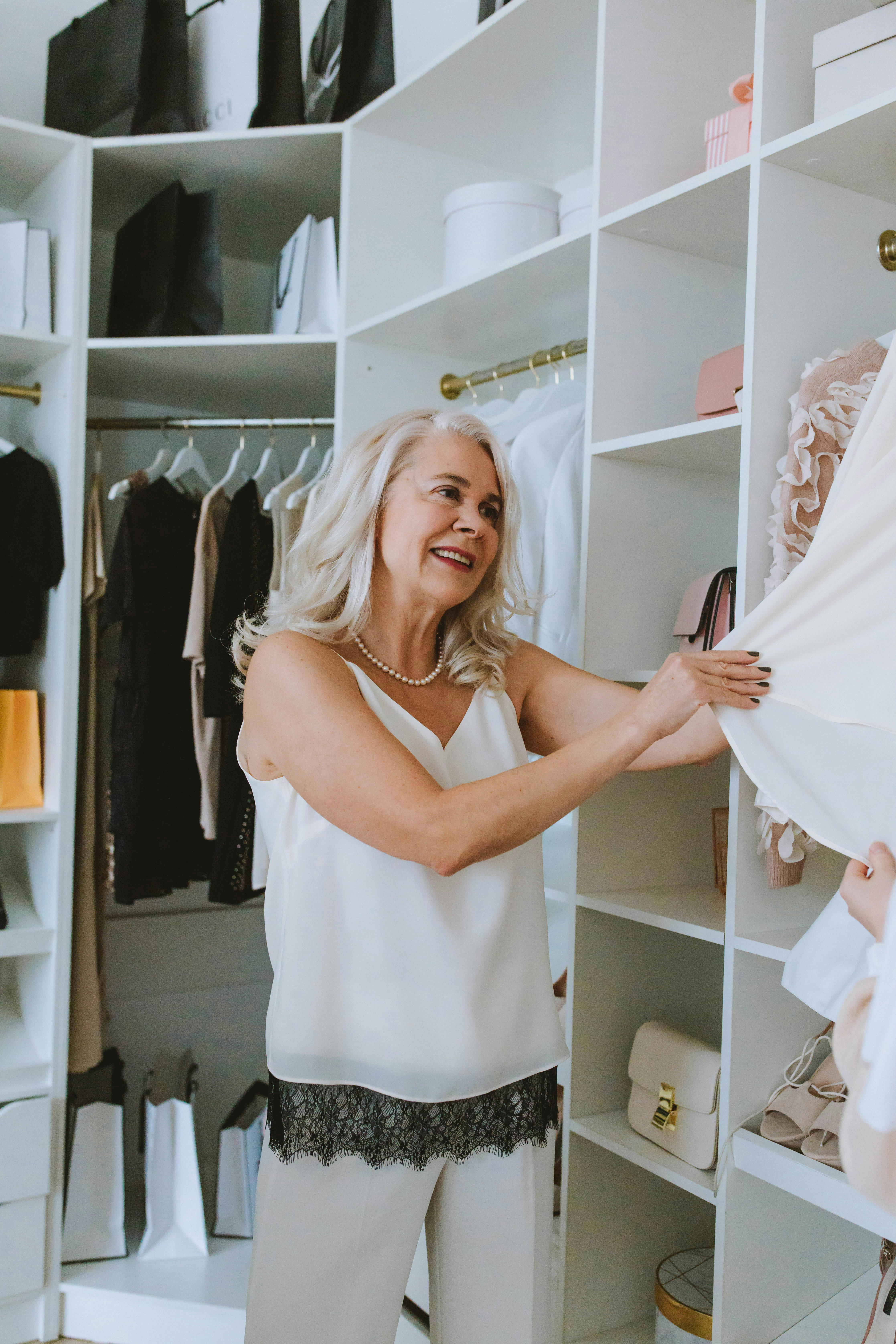 A woman going through her closet | Source: Pexels