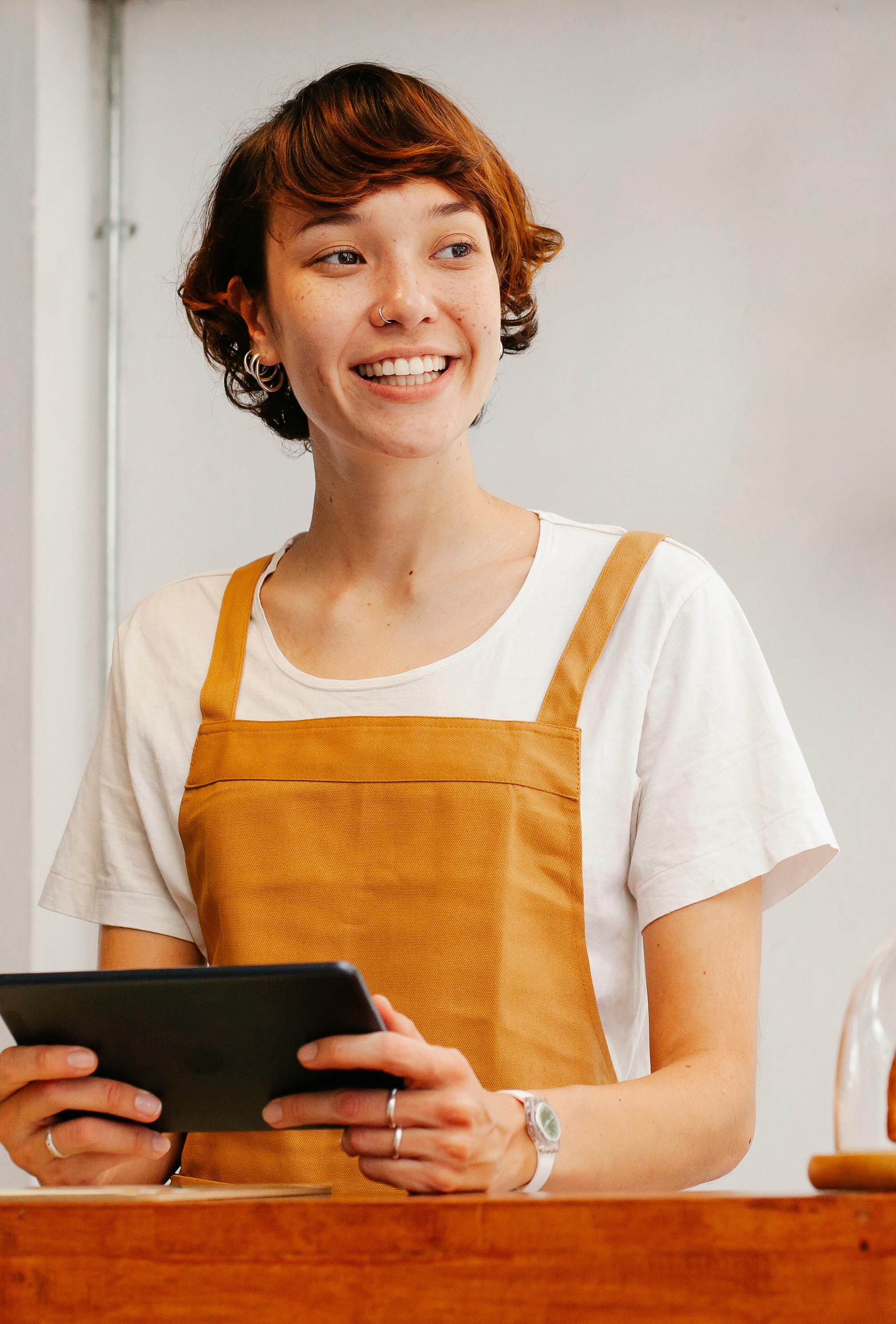 A friendly cashier | Source: Pexels