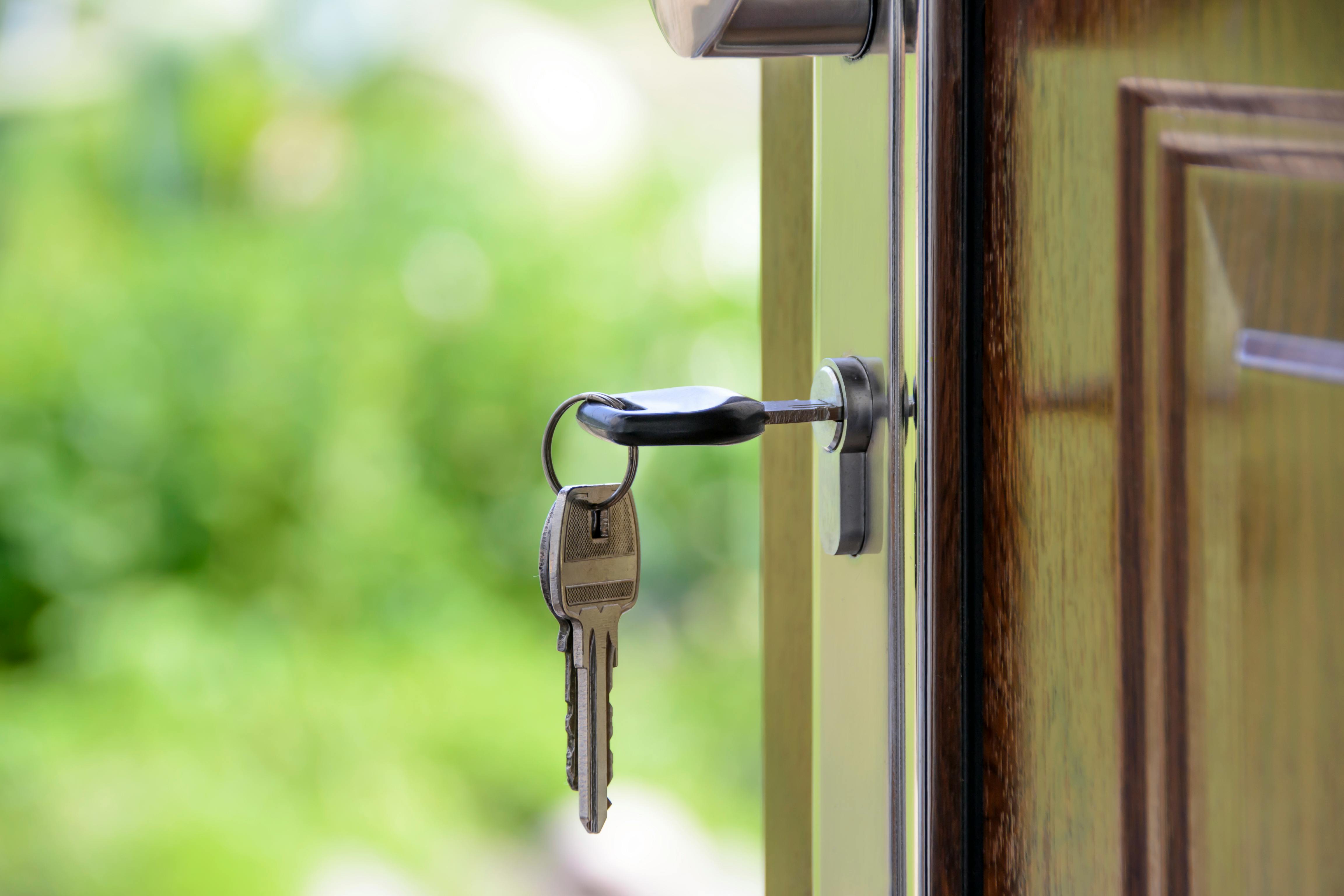 Black handled key on key hole | Source: Pexels